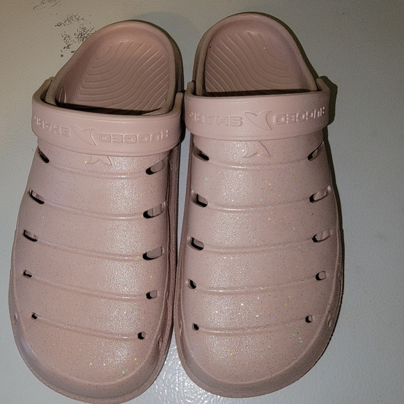Women's Pink Rugged Shark Clogs Size 10 - Picture 1 of 4
